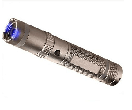 高壓電擊棒是女性外出必備的防身器材