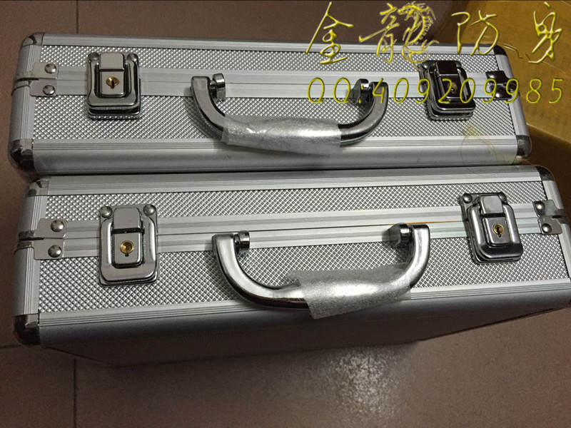 年輕人野外自衛(wèi)電警棒